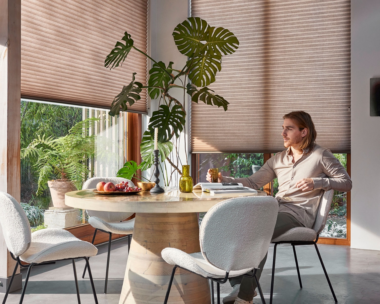 Miljøbilde med plissegardin.